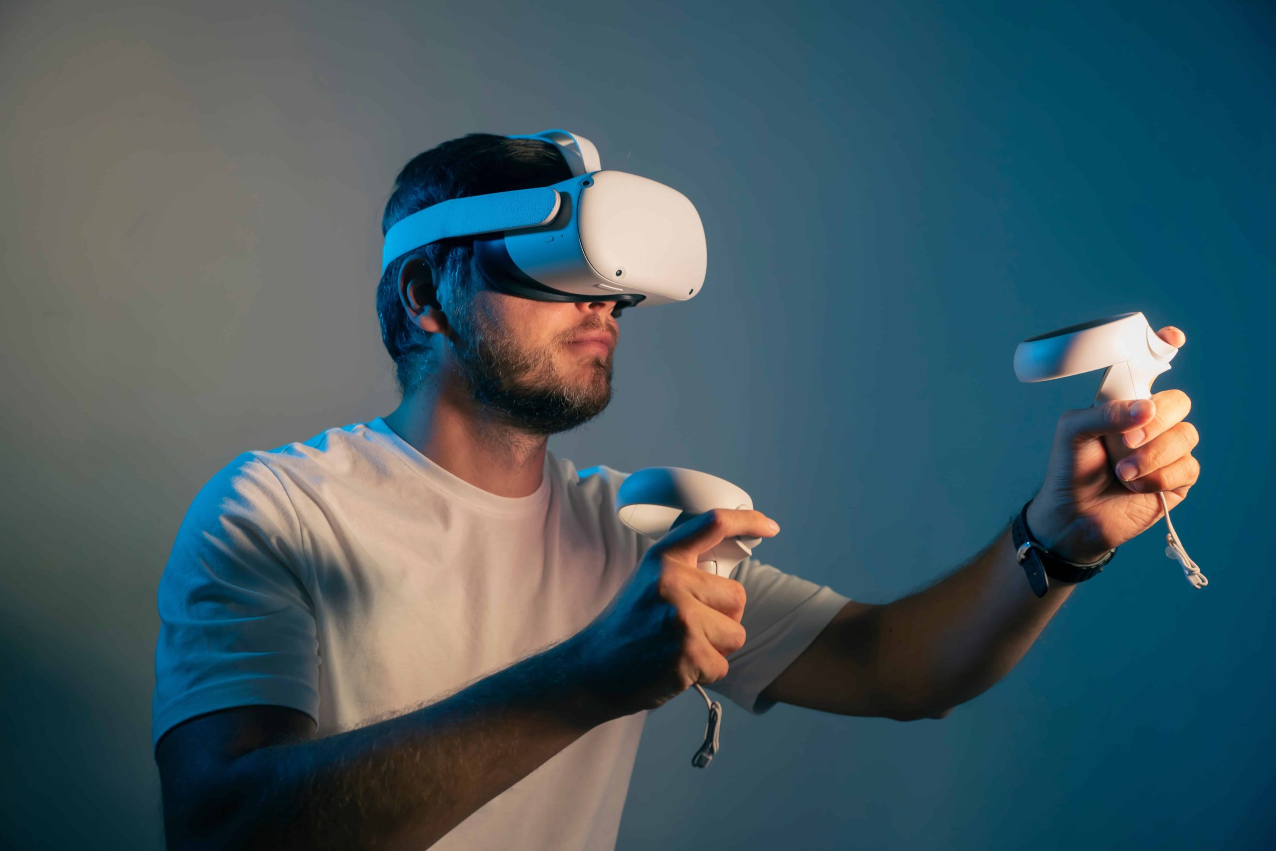 Homme qui joue à un jeux de réalité augmenté grâce à Oculus